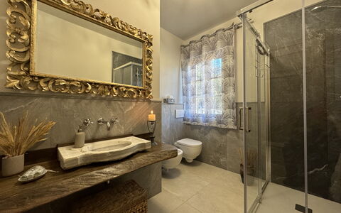 Casa Viviani: Spiegel, Eigentum, Armatur, Sinken, Zapfhahn, Badezimmer, Interior Design, Gebäude, Badezimmerschrank, Fussboden
