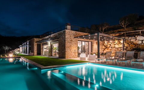 Villa Paradise: Wasser, Eigentum, Schwimmbad, Himmel, Azurblau, Pflanze, Gebäude, Die Architektur, Baum, Freizeit