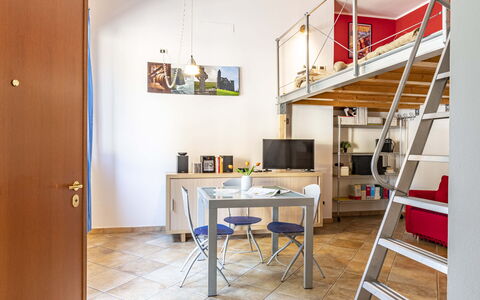 Florentine Careggi Loft: Tabelle, Eigentum, Möbel, Bücherregal, Bilderrahmen, Gebäude, Schreibtisch, Holz, Interior Design, Regale