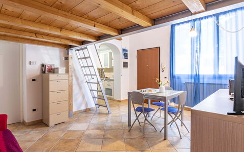 Florentine Careggi Loft: Tabelle, Eigentum, Möbel, Gebäude, Fenster, Holz, Tür, Interior Design, Flooring, Haus