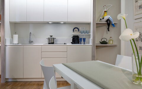 Boheme With Beach & Breakfast Included: Eigentum, Möbel, Cabinetry, Weiss, Tabelle, Interior Design, Pflanze, Regale, Blume