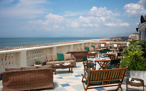 Boheme With Beach & Breakfast Included: Wolke, Himmel, Wasser, Möbel, Eigentum, Gebäude, Pflanze, Azurblau, Gartenmöbel, Strandresort