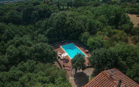 Santa Colomba House, Siena, Nature And Pool: Wasser, Eigentum, Schwimmbad, Baum, Natürliche Landschaft, Gebäude, Landschaft, Freizeit, Eco Hotel, Urban Design