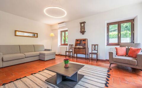 I Tre Castagni: Möbel, Interior Design, Flooring, Fussboden, Holz, Decke, Zimmer, Couch, Wohnzimmer, Beleuchtung