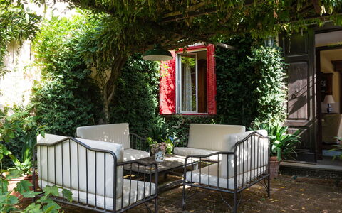 Il Giardino di Eugenia: Pflanze, Gebäude, Eigentum, Botanik, Fenster, Gras, Vegetation, Holz, Biome, Hütte