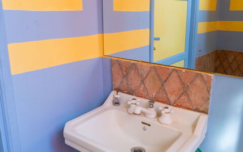 Il Giardino di Eugenia: Zapfhahn, Armatur, Bad Sink, Sinken, Badezimmer, Lila, Rechteck, Holz, Installation