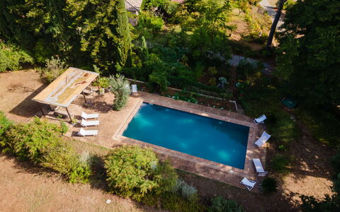 Il Giardino di Eugenia: Wasser, Pflanze, Schwimmbad, Schatten, Rechteck, Gartenmöbel, Gras, Gebäude, Freizeit, Natürliche Landschaft