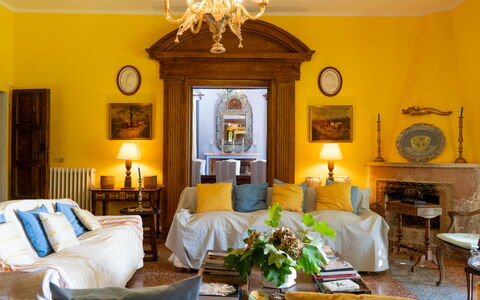 Il Giardino di Eugenia: Bilderrahmen, Möbel, Eigentum, Tabelle, Azurblau, Blau, Interior Design, Stuhl, Wohnzimmer, Gelb