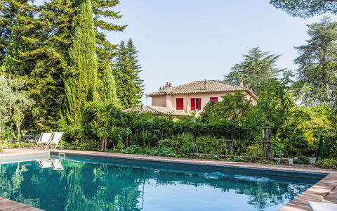 Il Giardino di Eugenia: Wasser, Pflanze, Himmel, Azurblau, Gebäude, Schwimmbad, Botanik, Natürliche Landschaft, Baum, Gras
