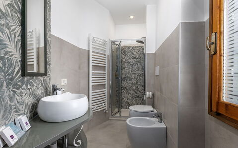 Villa Chicco: Armatur, Gebäude, Sinken, Badezimmer, Interior Design, Flooring, Fussboden, Holz, Bad Sink