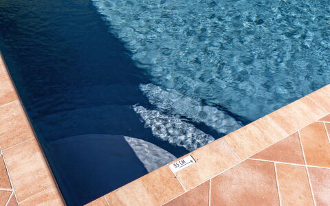 Villa Chicco: Wasser, Azurblau, Blau, Rechteck, Strassenbelag, Holz, Asphalt, Flooring, Fussboden, Aqua
