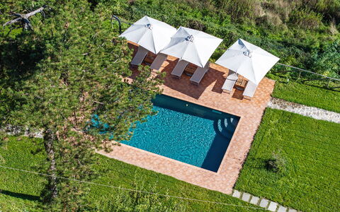 Villa Chicco: Gebäude, Wasser, Grundstueck, Urban Design, Die Architektur, Vegetation, Gras, Freizeit, Landschaft, Wohngebiet