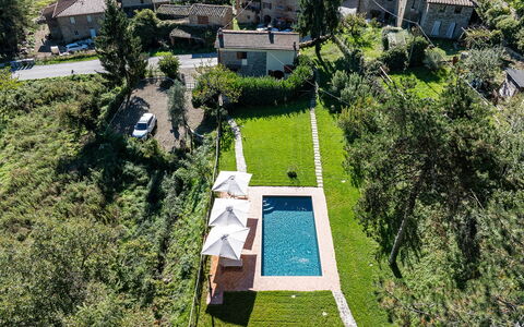 Villa Chicco: Eigentum, Pflanze, Natur, Gebäude, Baum, Gras, Vegetation, Grundstueck, Urban Design, Biome