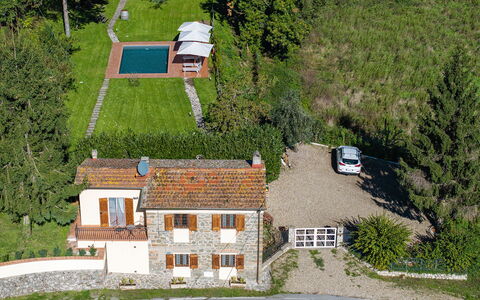 Villa Chicco: Pflanze, Gebäude, Fenster, Steigung, Haus, Grundstueck, Urban Design, Fahrzeug, Baum, Wohngebiet