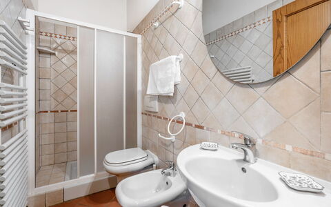 La Tesa Country House With Pool S. Gimignano: Spiegel, Braun, Zapfhahn, Armatur, Bad Sink, Sinken, Eigentum, Badezimmer, Interior Design, Lila
