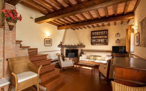 La Maggiolina & La Bastide: Eigentum, Möbel, Couch, Gebäude, Bilderrahmen, Holz, Interior Design, Die Architektur, Wohnzimmer, Zimmerpflanze