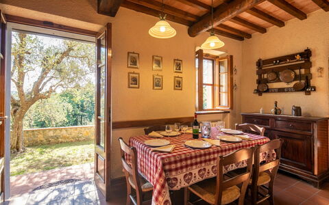 La Maggiolina & La Bastide: Tabelle, Eigentum, Möbel, Fenster, Gebäude, Holz, Stuhl, Interior Design, Pflanze, Die Architektur
