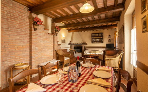 La Maggiolina & La Bastide: Tabelle, Möbel, Eigentum, Geschirr, Stuhl, Interior Design, Gebäude, Beleuchtung, Grundeigentum, Holz