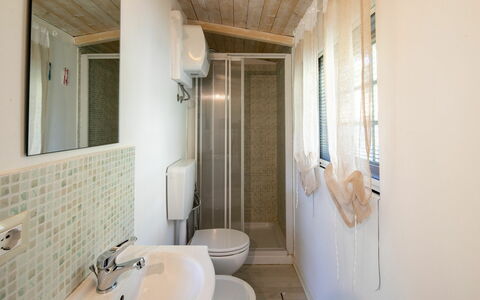 La Maggiolina & La Bastide: Spiegel, Sinken, Eigentum, Zapfhahn, Armatur, Badezimmer, Bad Sink, Holz, Interior Design, Gebäude