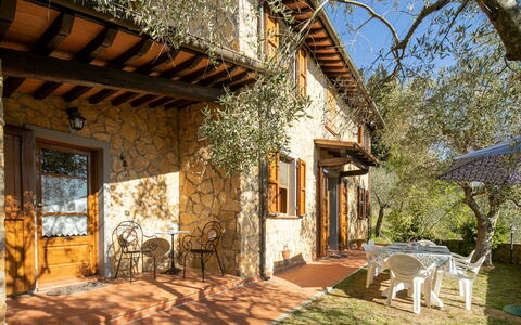 La Maggiolina & La Bastide: Gebäude, Pflanze, Fenster, Himmel, Baum, Schatten, Sonnenlicht, Holz, Haus, Hütte