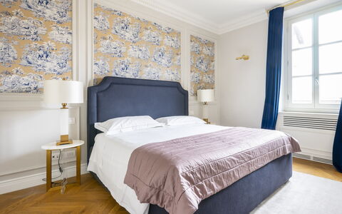 Albizi Penthouse: Möbel, Eigentum, Fenster, Blau, Azurblau, Gebäude, Holz, Textil, Komfort