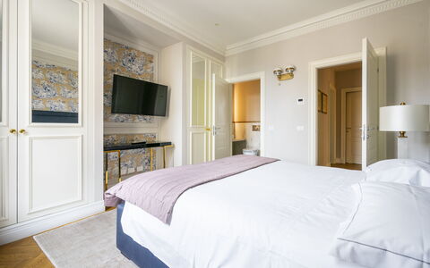 Albizi Penthouse: Möbel, Eigentum, Komfort, Gebäude, Azurblau, Holz, Bett, Interior Design, Lampe, Bettrahmen