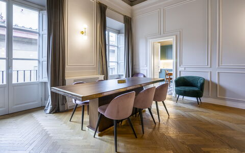 Albizi Penthouse: Tabelle, Eigentum, Möbel, Fenster, Gebäude, Holz, Halle, Bilderrahmen, Stuhl, Interior Design