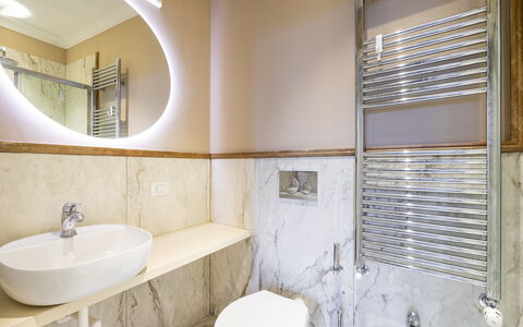 Albizi Penthouse: Armatur, Eigentum, Spiegel, Zapfhahn, Sinken, Bad Sink, Badezimmer, Interior Design, Holz, Fussboden
