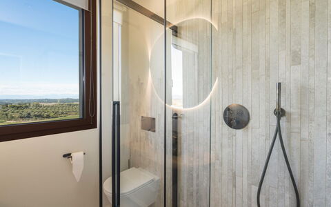 Ciliegino Spereto Apartment, Pool And Relax , Mont: Fenster, Tür, Gebäude, Holz, Fussboden, Badezimmer, Flooring, Duschtür, Glas