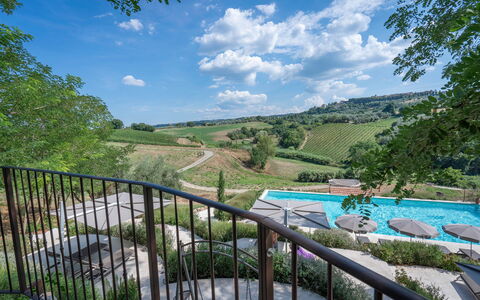 Ciliegino Spereto Apartment, Pool And Relax , Mont: Baum, Schwimmbad, Landschaft, Grundstueck, Gartenmöbel, Eco Hotel, Landscaping, Schatten, Resort, Sonnenliege