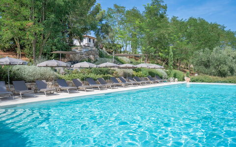 Correggiolo Spereto Apartment With Pool, Montaione: Schwimmbad, Gartenmöbel, Resort, Eco Hotel, Sonnenliege, Landscaping, Ferienort, Thermae, Regenschirm, Hazienda