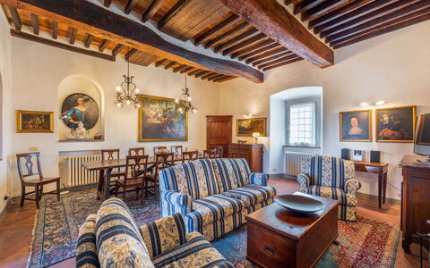 Villa Pietrafitta: Bilderrahmen, Möbel, Eigentum, Tabelle, Stuhl, Holz, Beleuchtung, Interior Design, Fussboden, Wohnzimmer