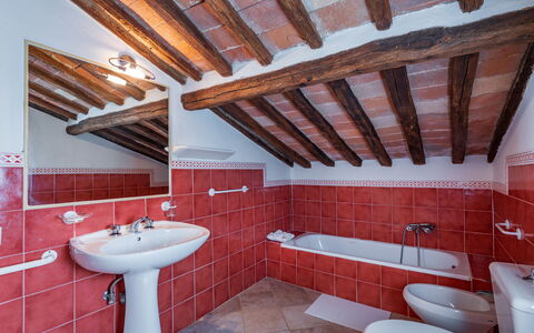 Villa Pietrafitta: Zapfhahn, Armatur, Eigentum, Sinken, Badezimmer, Bad Sink, Beleuchtung, Interior Design, Lila, Holz