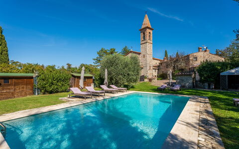 Villa Pietrafitta: Wasser, Pflanze, Himmel, Eigentum, Gebäude, Schwimmbad, Azurblau, Natur, Baum, Die Architektur