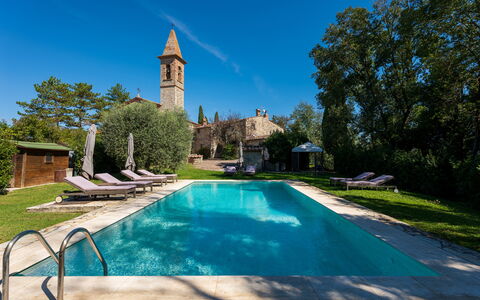 Villa Pietrafitta: Wasser, Pflanze, Himmel, Baum, Natur, Azurblau, Gebäude, Schwimmbad, Freizeit, Gras