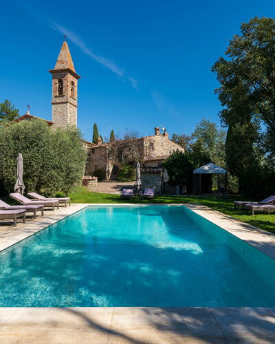 Villa Pietrafitta: Wasser, Pflanze, Himmel, Baum, Natur, Azurblau, Gebäude, Schwimmbad, Freizeit, Gras