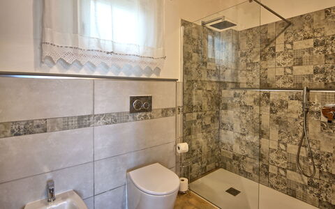 Casa Andrea: Eigentum, Armatur, Badezimmer, Gebäude, Interior Design, Lila, Beleuchtung, Die Architektur, Fussboden, Flooring