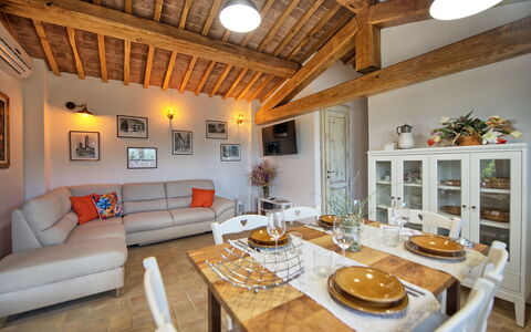 Casa Andrea: Tabelle, Möbel, Eigentum, Bilderrahmen, Couch, Geschirr, Holz, Interior Design, Orange, Wohnzimmer