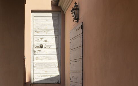 Borgo Dolciano: Gebäude, Holz, Schatten, Tönungen Und Schatten, Hartholz, Holzbeize, Flooring, Decke, Tür