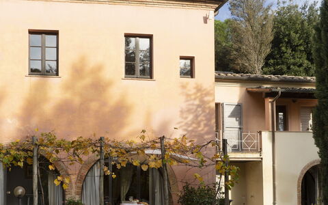 Borgo Dolciano: Gebäude, Pflanze, Himmel, Wolke, Fenster, Baum, Haus, Hütte, Fassade, Arecales