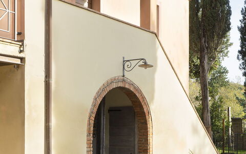 Borgo Dolciano: Pflanze, Gebäude, Eigentum, Fenster, Himmel, Haus, Baum, Nachbarschaft, Wohngebiet