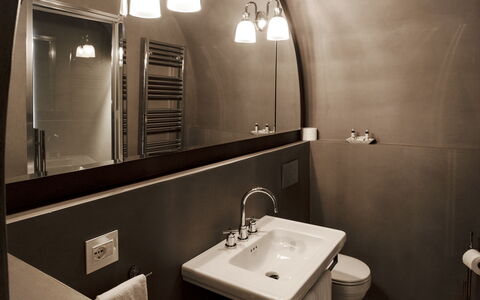 Borgo Dolciano: Spiegel, Braun, Zapfhahn, Bad Sink, Armatur, Sinken, Badezimmer, Interior Design, Die Architektur, Wand