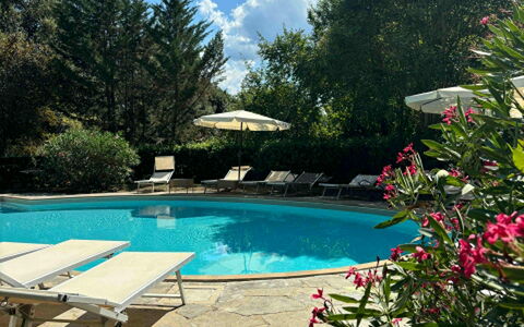 Borgo Dolciano: Schwimmbad, Gartenmöbel, Strauch, Möbel, Resort, Garten, Schatten, Landscaping, Regenschirm, Eco Hotel