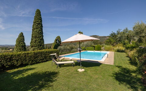 Villa Delle Rose: Himmel, Wolke, Wasser, Pflanze, Schwimmbad, Gartenmöbel, Regenschirm, Schatten, Baum, Grundstueck