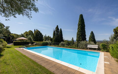 Villa Delle Rose: Wasser, Wolke, Himmel, Pflanze, Schwimmbad, Azurblau, Baum, Gewässer, Freizeit, Gras