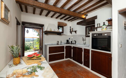 Villa Delle Rose: Eigentum, Cabinetry, Gebäude, Pflanze, Countertop, Holz, Interior Design, Wohnzimmer, Küche, Fenster