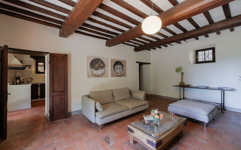 Villa Delle Rose: Eigentum, Couch, Möbel, Tabelle, Holz, Interior Design, Wohnzimmer, Die Architektur, Fenster, Fussboden