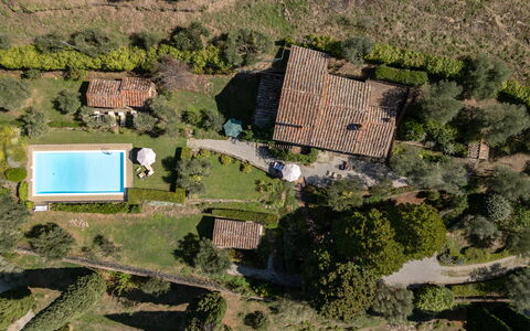 Villa Delle Rose: Ökoregion, Pflanze, Gebäude, Grundstueck, Natürliche Landschaft, Haus, Wand, Wohngebiet, Landschaft, Ländliches Gebiet