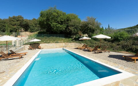Casa Minuccia: Wasser, Eigentum, Pflanze, Möbel, Himmel, Schwimmbad, Azurblau, Schatten, Stuhl, Gartenmöbel