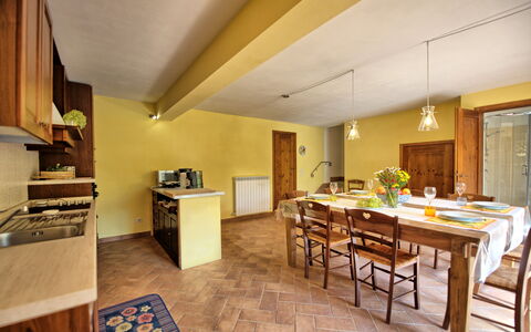 Casa Minuccia: Tabelle, Möbel, Countertop, Holz, Cabinetry, Küche, Die Architektur, Interior Design, Flooring, Fussboden